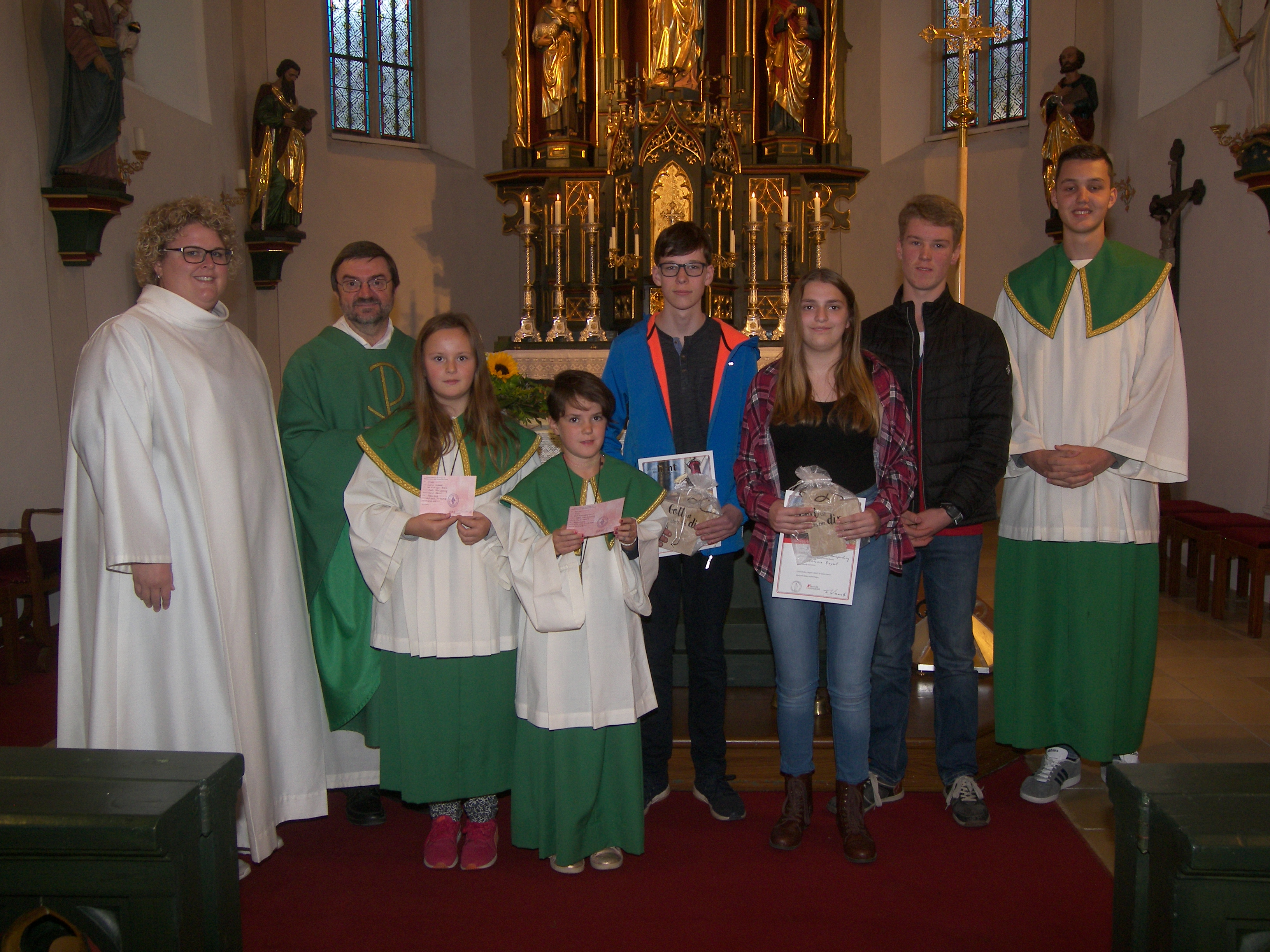 Gemeindereferentin Stefanie Trottmann, Pfarrer Franz Wiesner, die neuen Ministrantinnen Sophia Strenz und Vroni Körner, sowie die ausscheidenden Minis Lukas Klein und Antonia Bayerl mit den Poschinger Oberministranten.