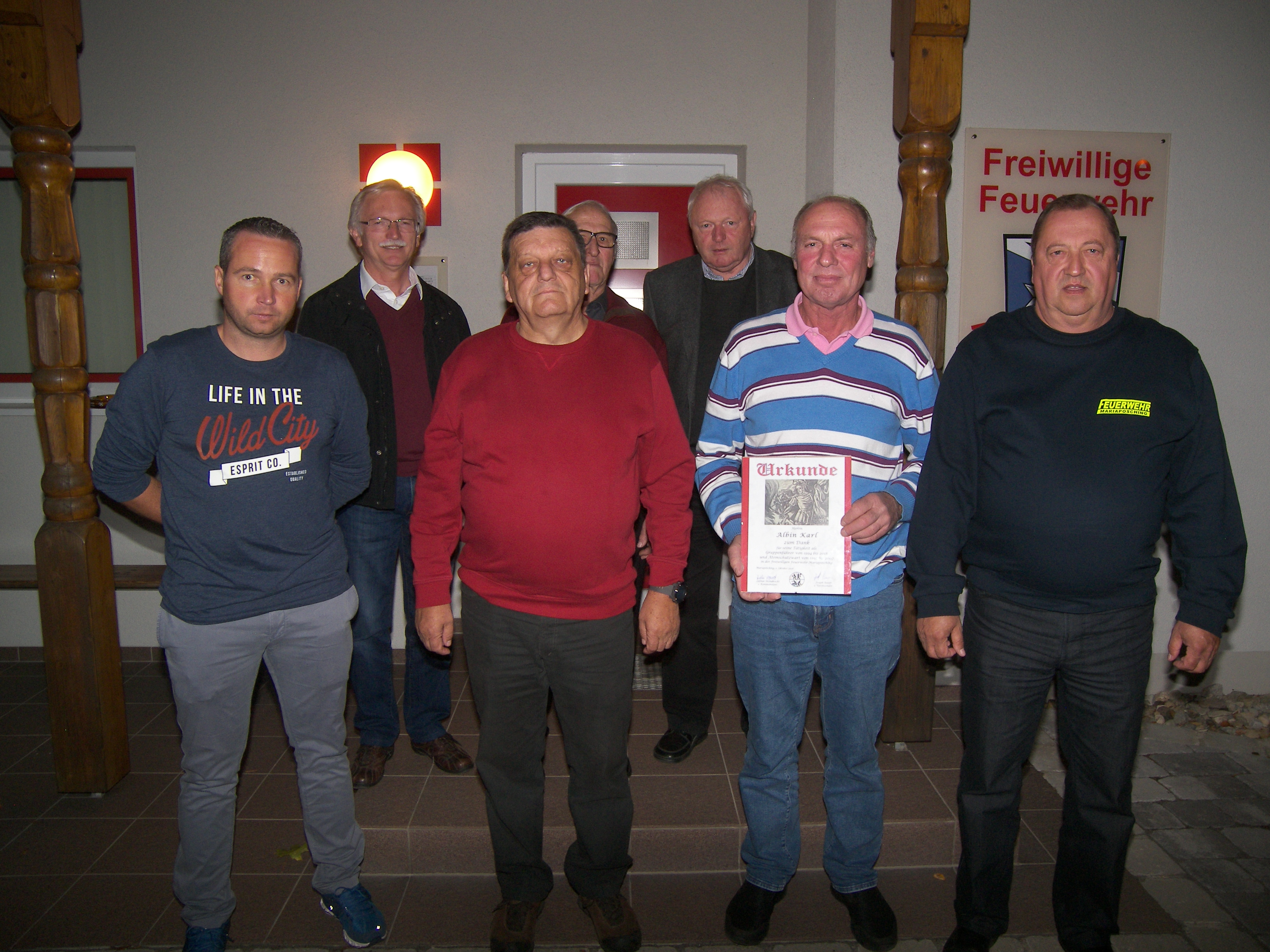 Stellvertretender Kommandant Bernd Nadler, Stellvertretender Bürgermeister Josef Loibl, die Ehrenmitglieder Paul Kanzlsperger, Alfred Wintermeier und Karl Bauer, der geehrte Albin Karl und Kommandant Lothar Helmbrecht Leider haben wir keinen Alternativtext zu diesem Bild, aber wir arbeiten daran.