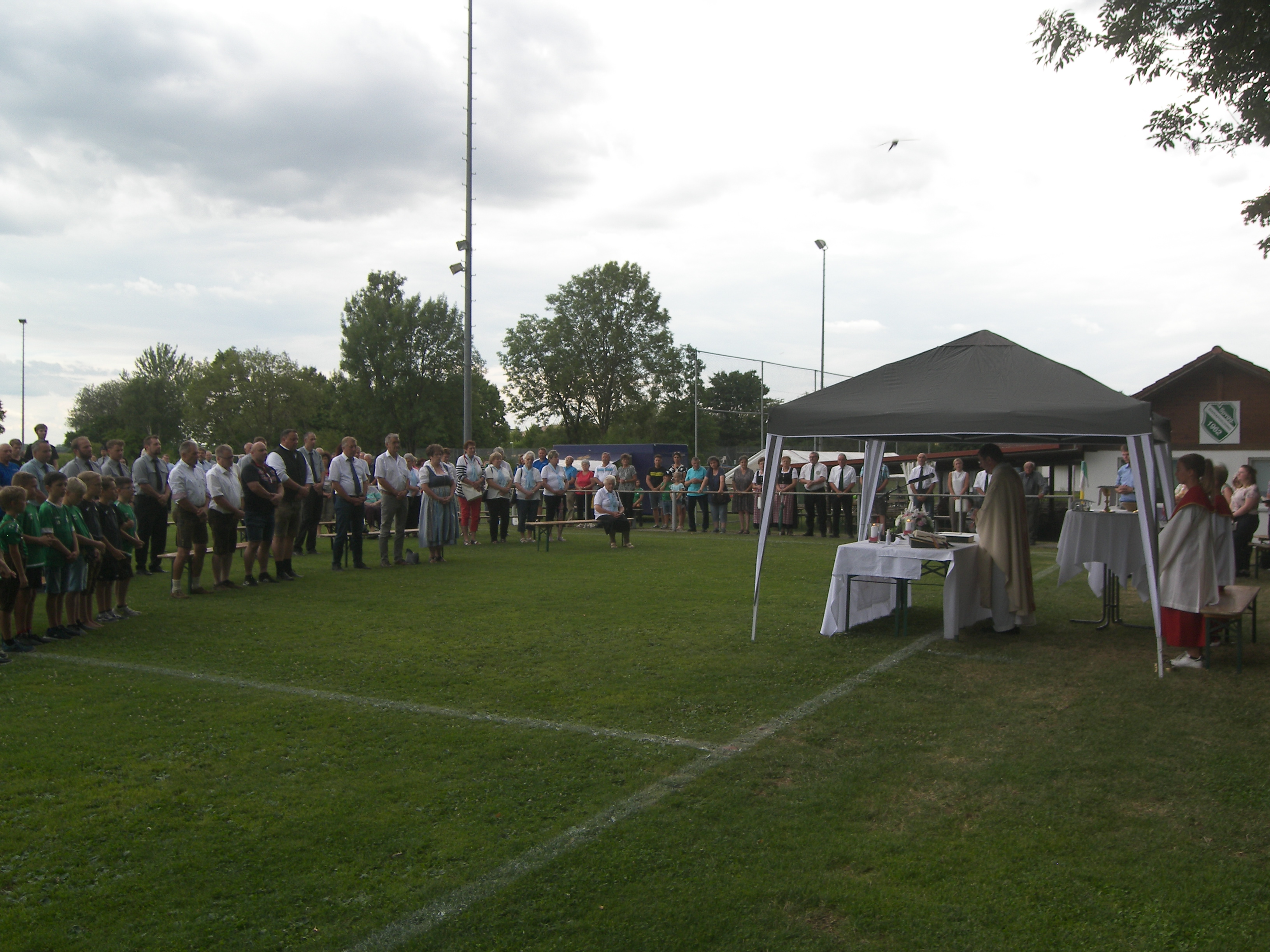Der Gottesdienst zum 60-jährigen Bestehen der Spielvereinigung Mariaposching fand auf dem Sportgelände statt. 