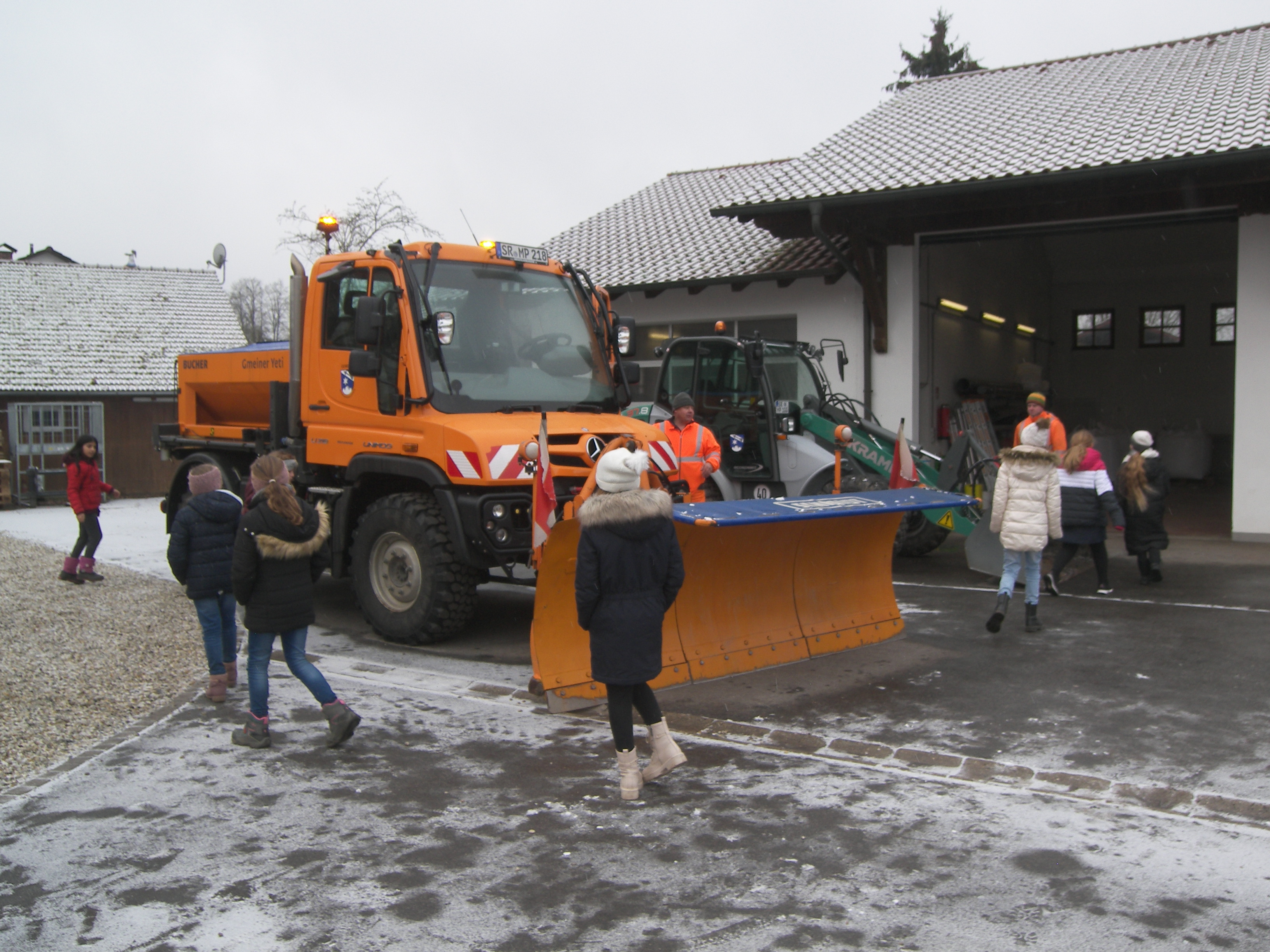 Klasse 4b beim Bauhof.JPG