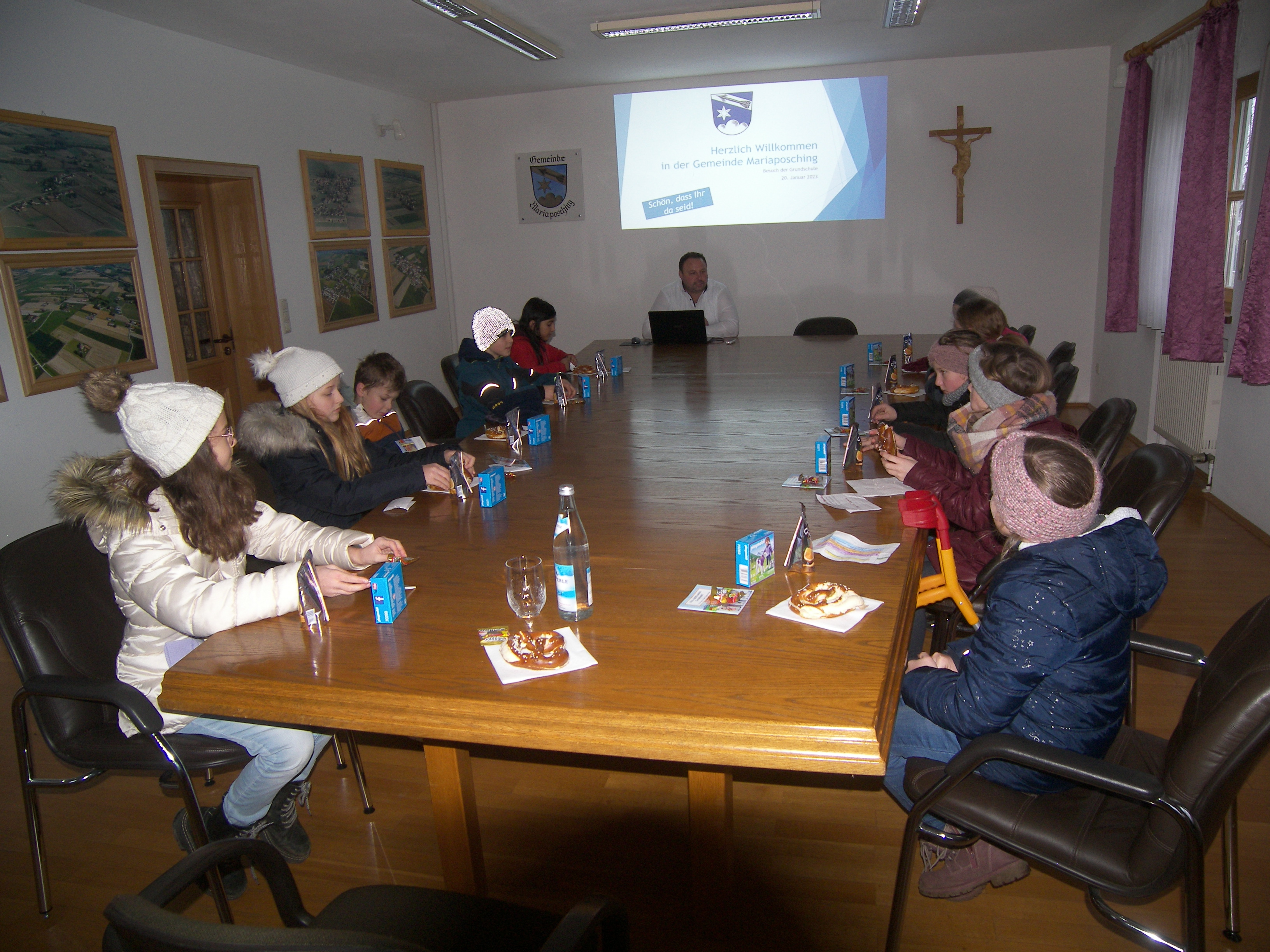 Klasse 4b im Sitzungsaal.JPG